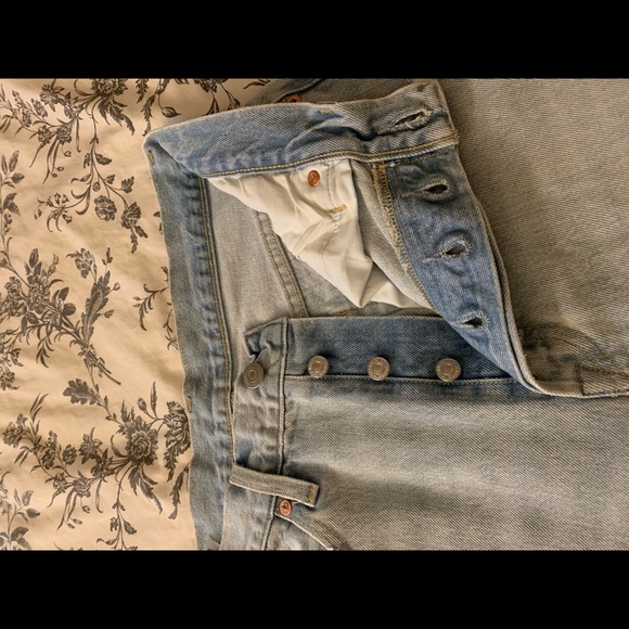 High wasted ripped faded wash Levi’s - Picture 4 of 5